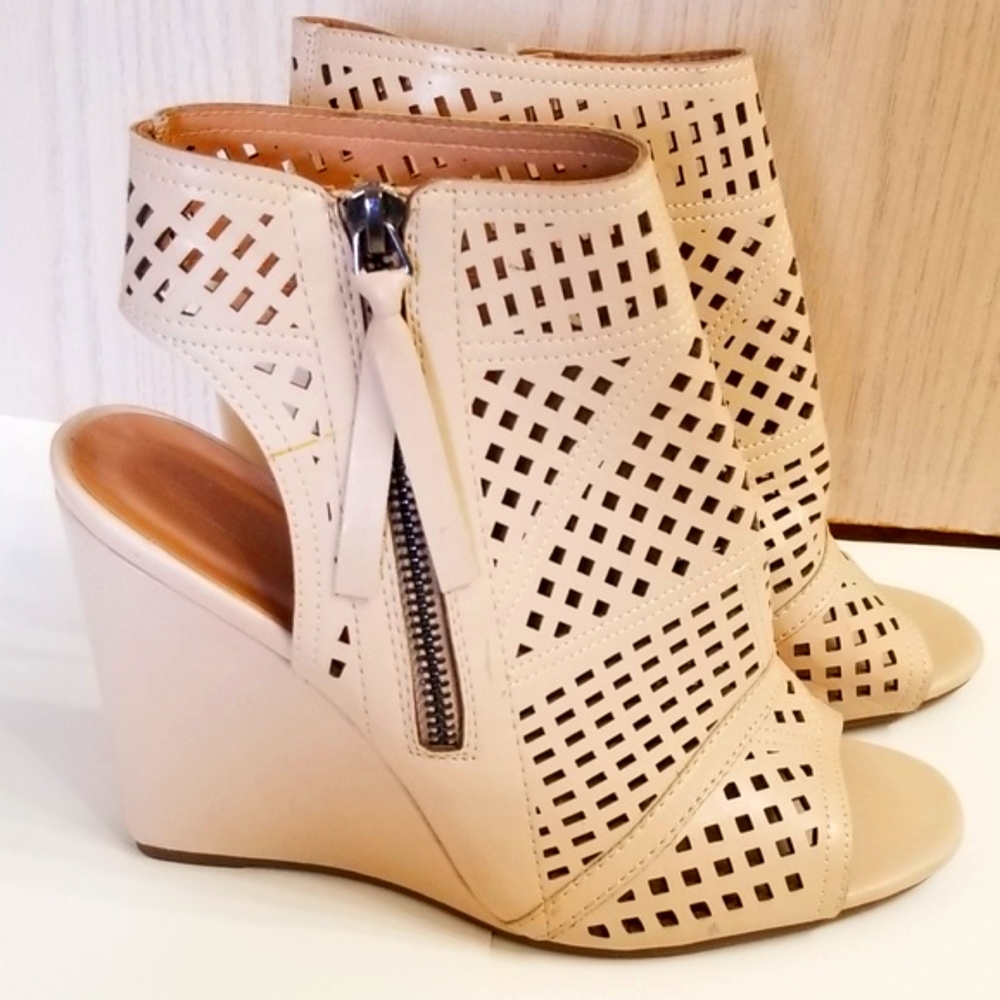 Yoki Tan Heeled Ankle Booties Women's 7.5 - Picture 2 of 5